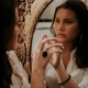 mujer mirándose frente al espejo quiropráctica Badalona