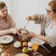 Dos mujeres desayunando quiropráctica Badalona