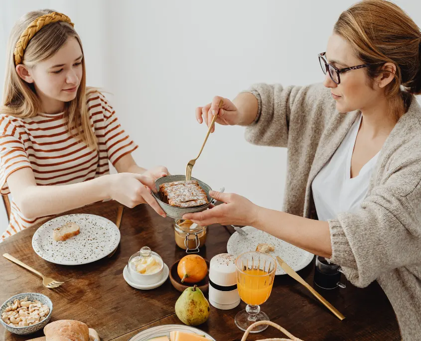 Dos mujeres desayunando quiropráctica Badalona