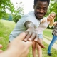 Imagen de jóvenes dándose la mano agradeciendo la ayuda