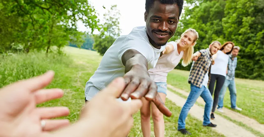 Imagen de jóvenes dándose la mano agradeciendo la ayuda