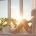 Mujer sentada en la ventana disfrutando de un amanecer o de una puesta de sol quiropráctico Badalona