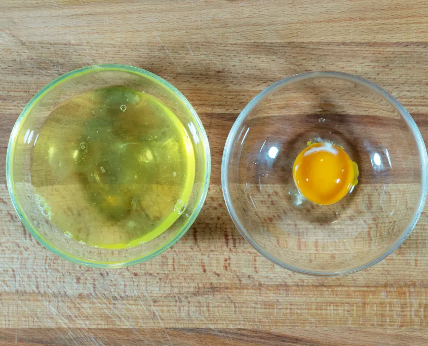 imagen de un bol con yema de huevo y otro al lado con clara de huevo