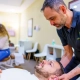 foto de doctor quiropráctico de Pura Vida Badalona Nimrod realizando un ajuste a un paciente