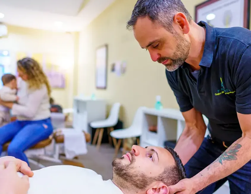 foto de doctor quiropráctico de Pura Vida Badalona Nimrod realizando un ajuste a un paciente