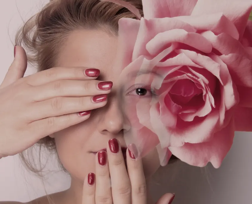 foto de mujer rodeada de rosas