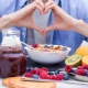 foto de un jiven realizando un desayuno sano y equilibrado