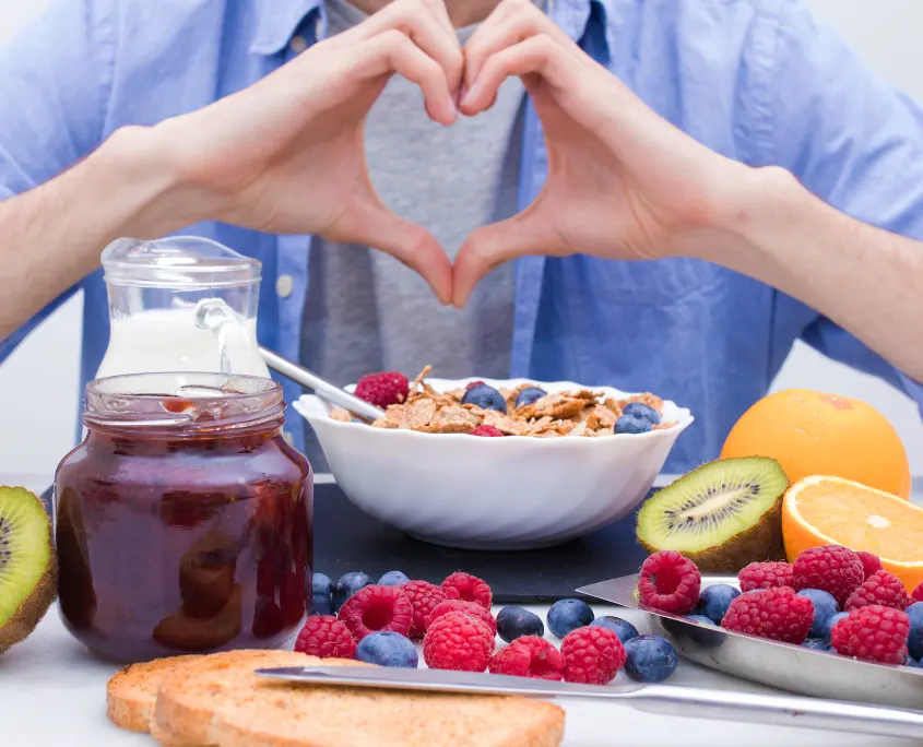 foto de un jiven realizando un desayuno sano y equilibrado