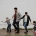 foto de una familia caminando agarrados de las manos