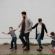 foto de una familia caminando agarrados de las manos