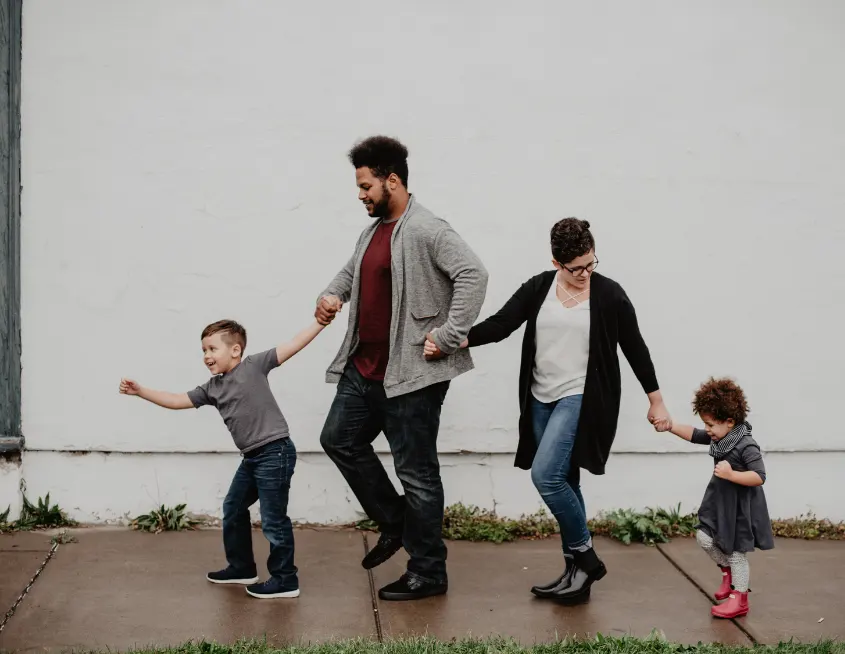 foto de una familia caminando agarrados de las manos