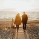 pareja paseando por la playa en el atardecer