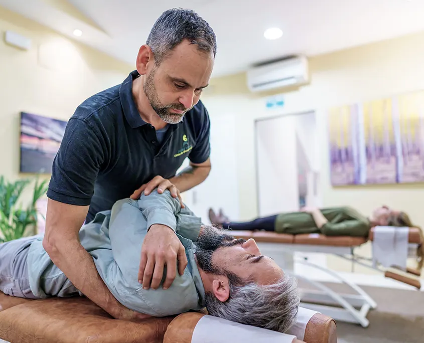 Imagen de Nimrod de Quiropráctica Badalona en una sesión de quiropráctica con un paciente.