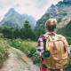 foto de una mujer con mochila paseando por la montaña quiropráctica Badalona