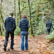 foto de gente camiando por el bosque Quiropráctica Badalona