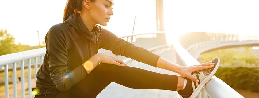 Imagen de mujer realizando estiramientos y deporte