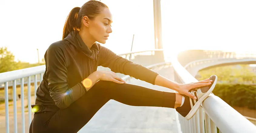 Imagen de mujer realizando estiramientos y deporte