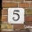 Imagen de una entrada de una casa con el número 5