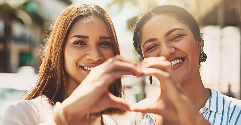 imagen de dos mujeres jóvens sonriendo quiropráctica Badalona