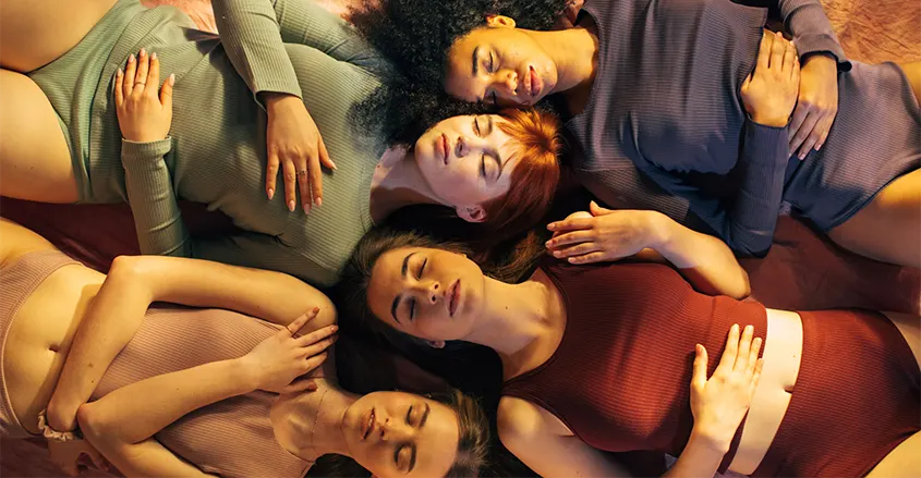 Grupo de 4 mujeres juntas durmiendo