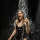 Mujer bajo la ducha de agua fría Quiropráctico Badalona