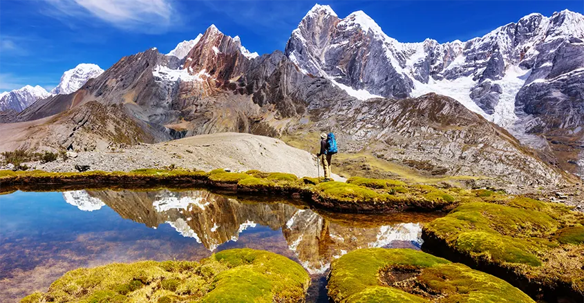 Imagen de excursinista con fondo de montañas nevadas Quiropráctica Badalona