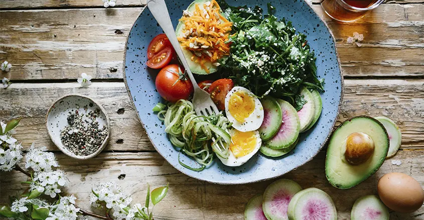 Imagen para mejora tu dieta mesa con diferentes alimentos Quiropráctico Badalona