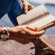 foto de mujer con libro la lado del mar leer diariamente consejo de salud Quiropráctica Badalona