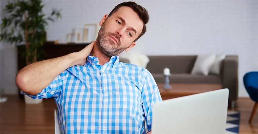 Foto de hombre con dolor de cuello Cómo la quiropráctica puede afectar tu postura