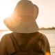 Mujer tomando el sol con sombrero