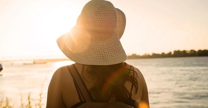 Mujer tomando el sol con sombrero