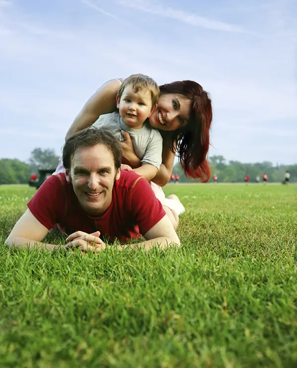 Imagen de familia saludable gracias a las visitas quiroprácticas