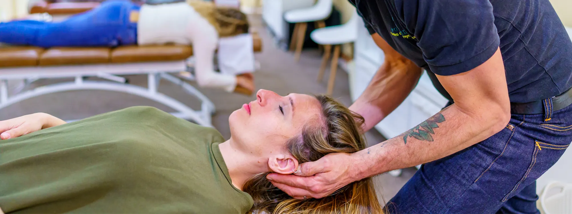 mujer recibiendo un ajuste cervical